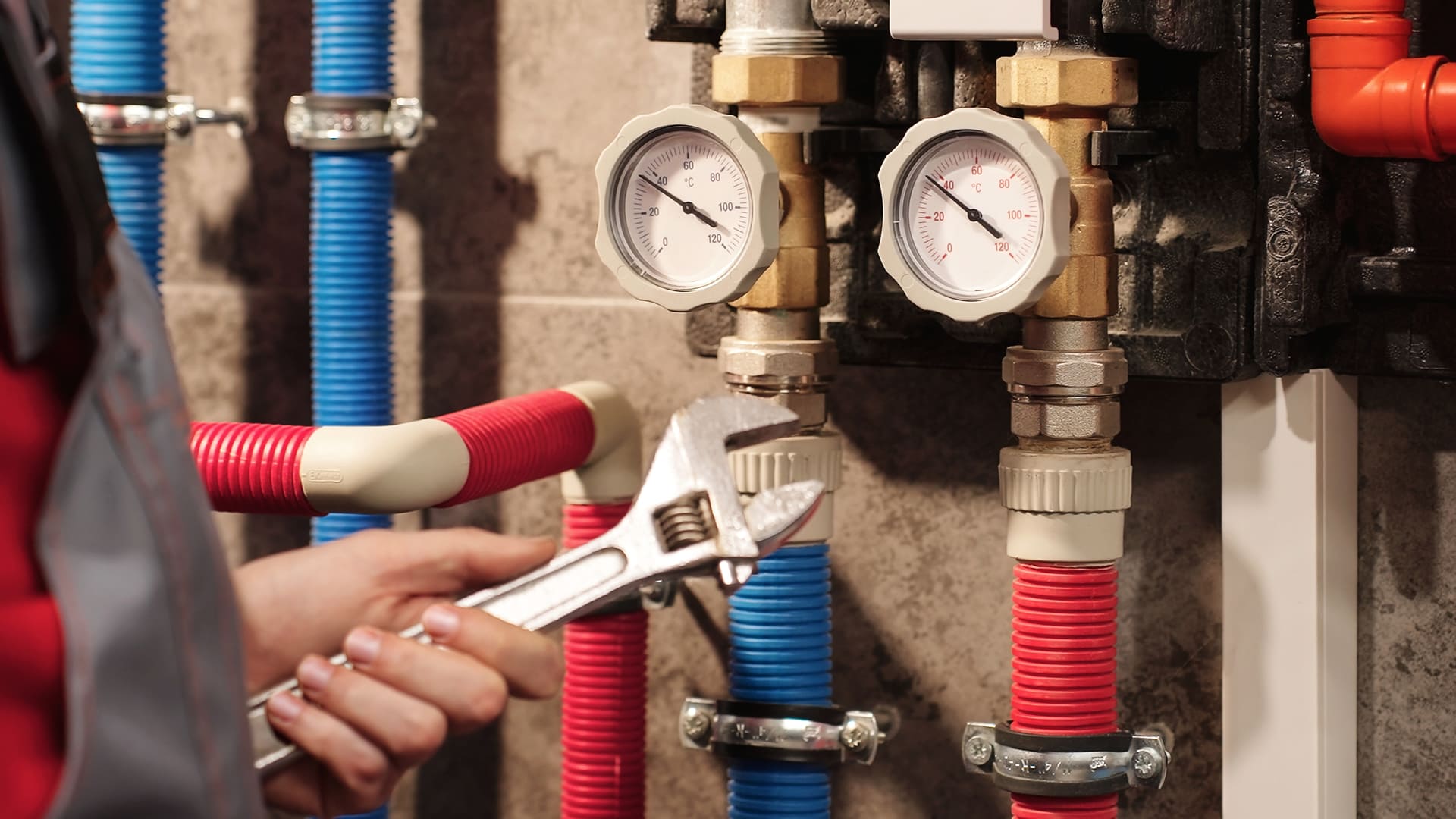 Tecnico Punto Gas esegue la manutenzione di una caldaia a Jesi