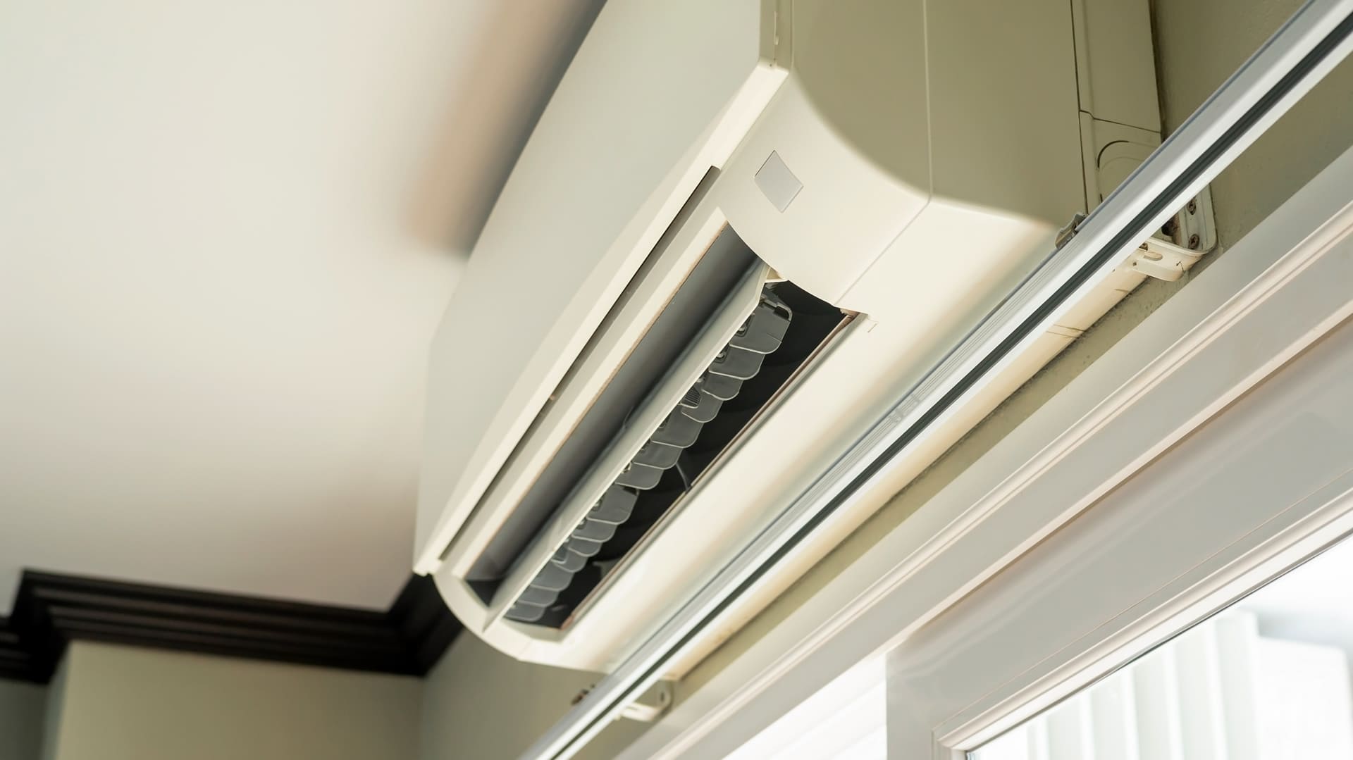 Sanificazione e manutenzione di un climatizzatore split a Jesi
